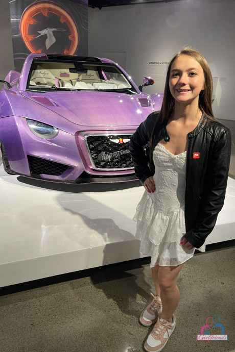 Thin girl Mira Monroe shows her lickable toes & her yummy cunt