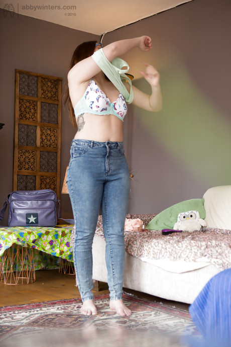Hidden voyeur cam films bitch lady with furry pussy pulling jeans over bare butt