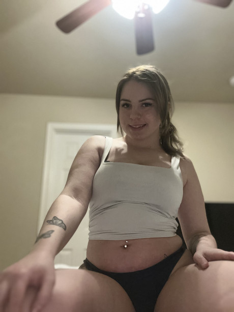 Chubby OnlyFans cam babe flaunts her juicy boobs while taking selfies