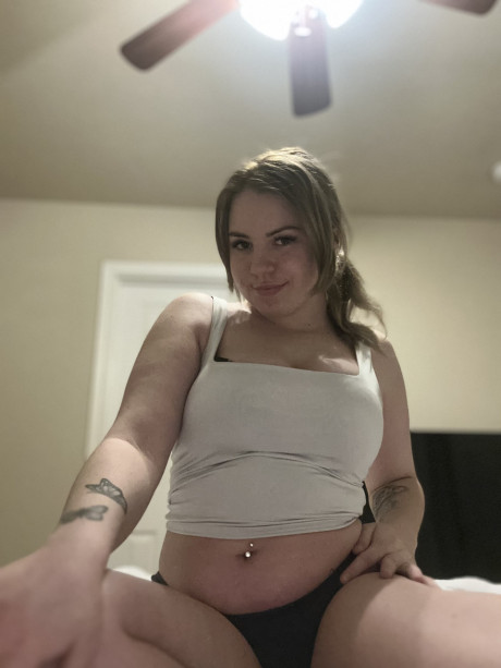Chubby OnlyFans cam babe flaunts her juicy boobs while taking selfies