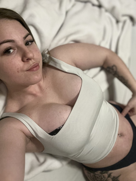 Chubby OnlyFans cam babe flaunts her juicy boobs while taking selfies