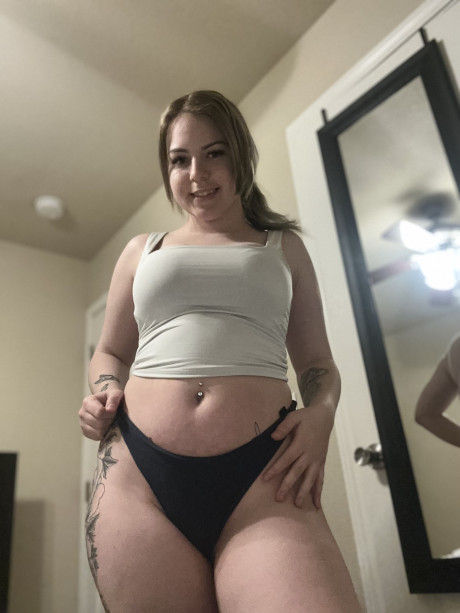 Chubby OnlyFans cam babe flaunts her juicy boobs while taking selfies