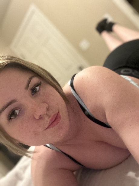 Chubby OnlyFans cam babe flaunts her juicy boobs while taking selfies