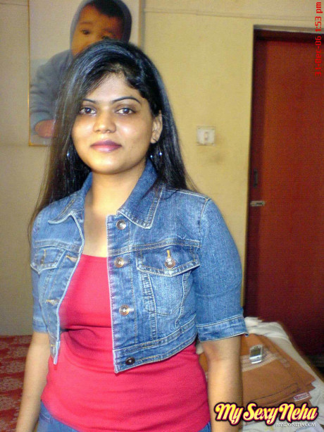 Indian whore broad Neha uncovers her natural melons during solo action