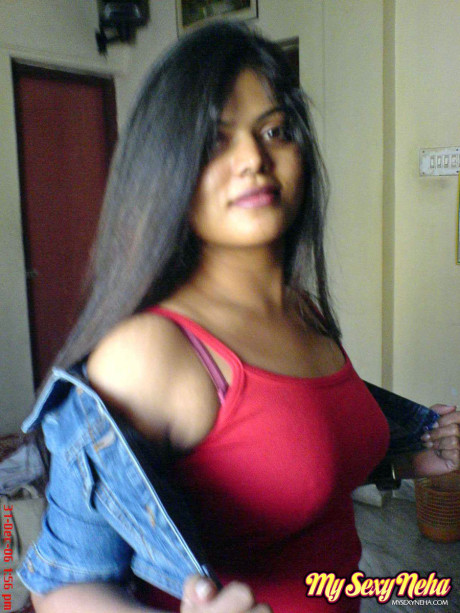 Indian whore broad Neha uncovers her natural melons during solo action