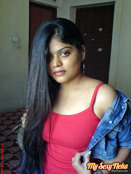 Indian whore broad Neha uncovers her natural melons during solo action