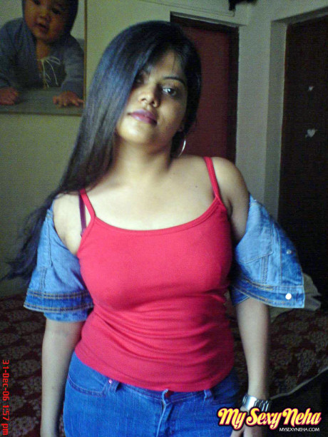 Indian whore broad Neha uncovers her natural melons during solo action
