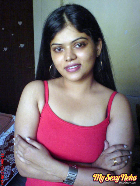 Indian whore broad Neha uncovers her natural melons during solo action