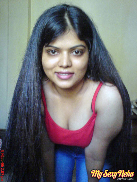 Indian whore broad Neha uncovers her natural melons during solo action