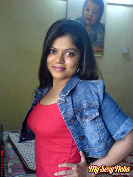 Indian whore broad Neha uncovers her natural melons during solo action