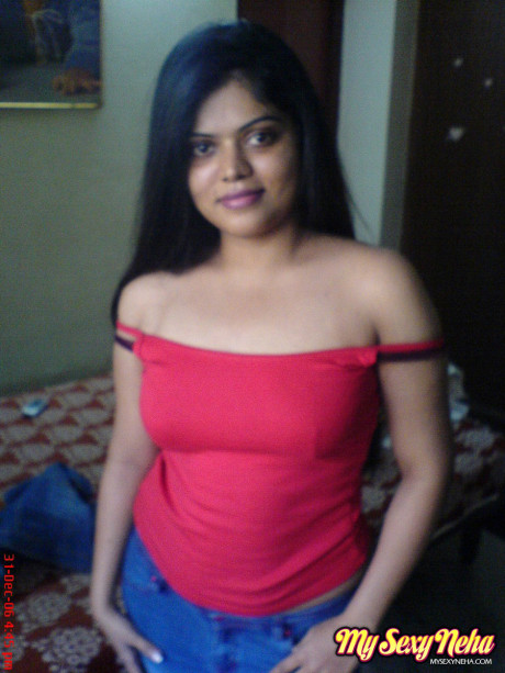 Indian whore broad Neha uncovers her natural melons during solo action