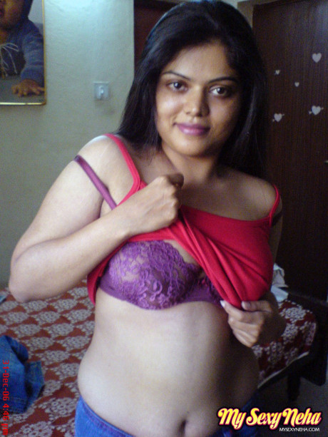 Indian whore broad Neha uncovers her natural melons during solo action