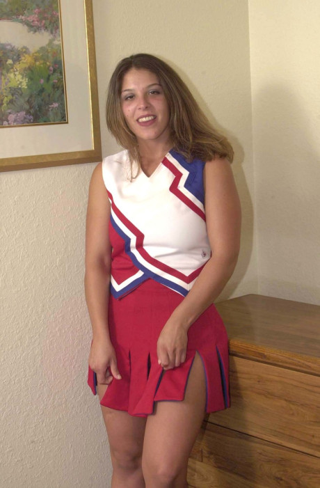 Amateur cheerleader with huge tits receives cunnilingus before blowing a schlong