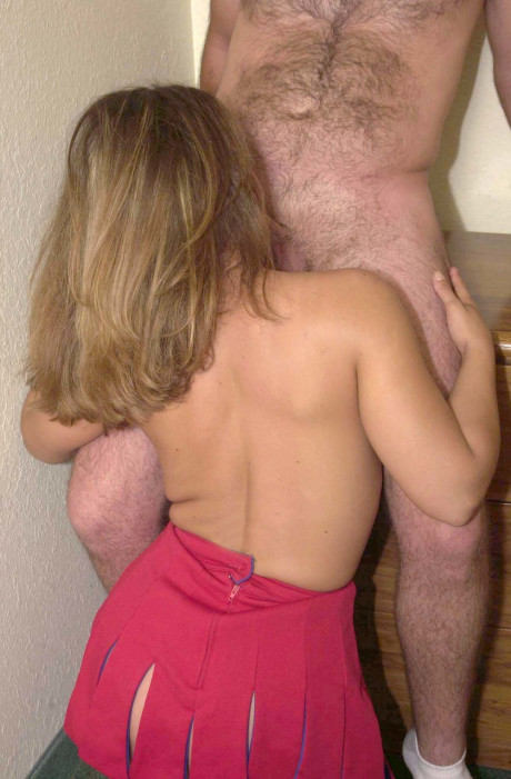 Amateur cheerleader with huge tits receives cunnilingus before blowing a schlong