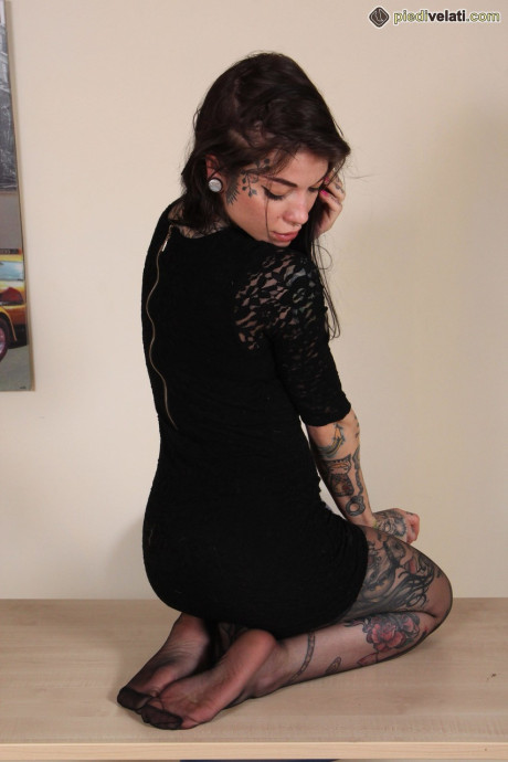 Tattooed whore GF chick Refen removes her red soled heels while wearing stockings