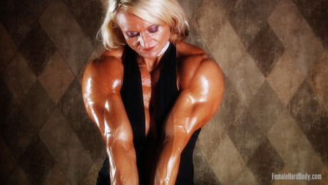 Yellow-haired Slovenian bodybuilder Brigita Brezovac shows her cleavage & hot muscles