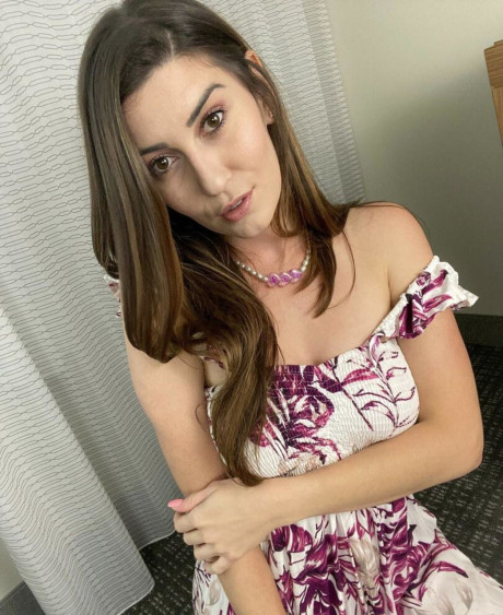 Stunning babe takes pretty nudes showing her sweet delicious titties & her shaved cunt
