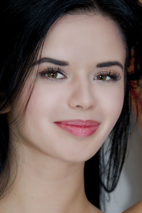 Dark-haired babe Carmen Summer shows off her perfect titties and shaved cunt