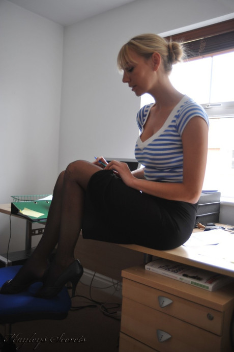 Yellow-haired MILF Hayley Marie Coppin unveils her nice melons while wearing pantyhose