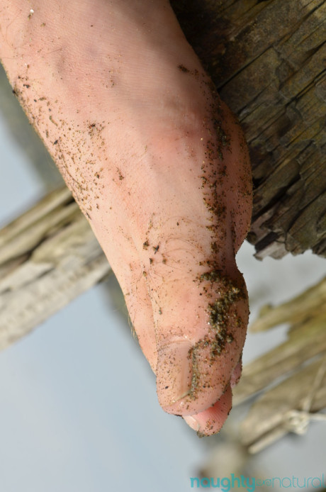 Hot amateur Harley Hex takes off her bikini & fingers her silky vagina outdoors