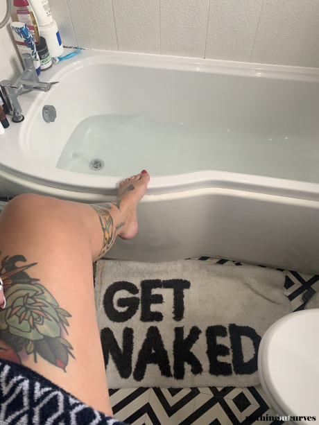 Inked fatty Cherrie Pie flaunts her humongous melons while having a bath