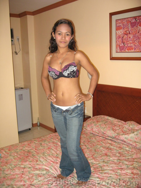 Filipina Jessica Odivilas	gives a white guy a blowjob & gets sexed from behind