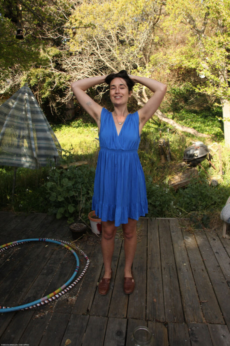 Amateur lady GF lady with an unshaven snatch pisses on a jar while undressed on a deck