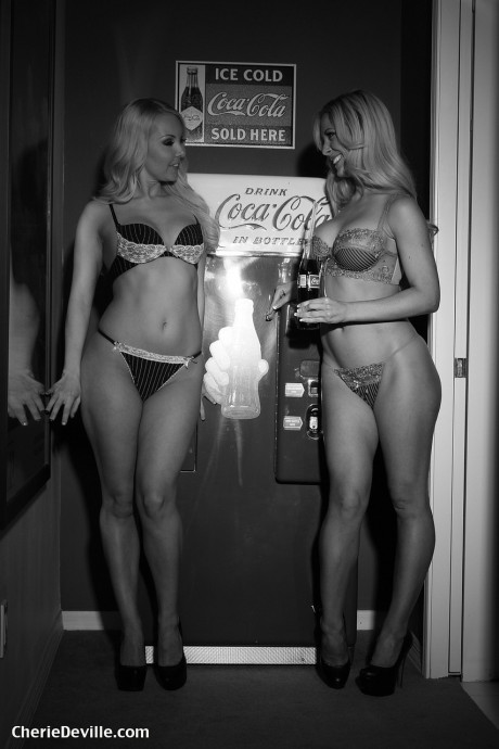 Beautiful blondy MILFs Aaliyah Love and Cherie Deville kissing nude