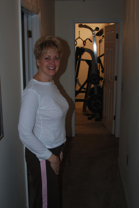 Older whores Tracy blow and Dee get boned in an amateur FFM threesome