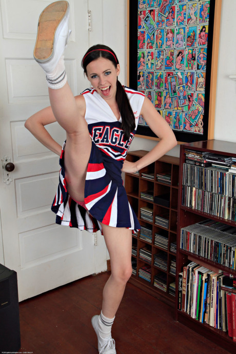 American cheerleader Veronica Radke undresses & slowly rubs her pretty snatch