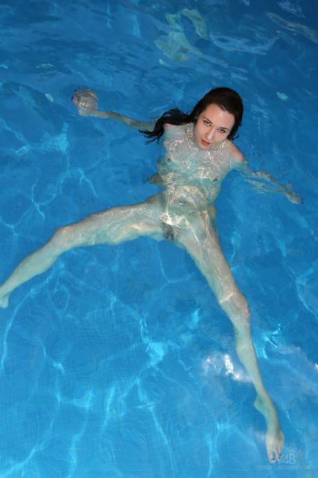 Wet teenage babe Lila shows her pretty holes after going for a swim
