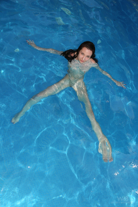 Wet teenage babe Lila shows her pretty holes after going for a swim