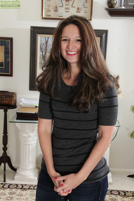 Middle aged wifey Stephanie Roberts undresses for her first undressed modeling gig