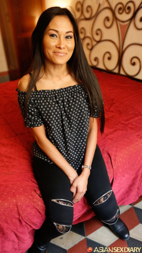 Gorgeous chinese girl Susi shows her shaved twat up close before & after sex