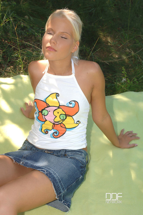 Hot blondy Pink twat receives cum in her mouth during intense outdoor sex