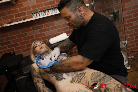 Blondy slut girl broad Amber Luke toys her twat after getting a new tattoo in a studio