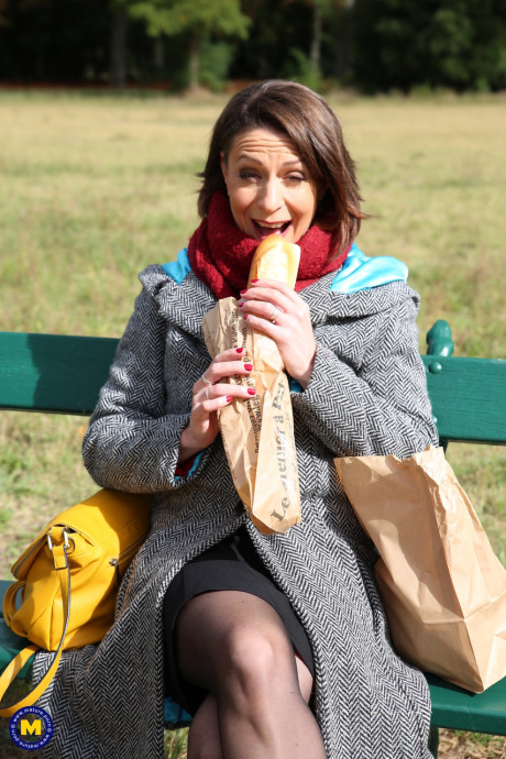 French mom Anya flashes her legs in leggings while eating a sandwich outside