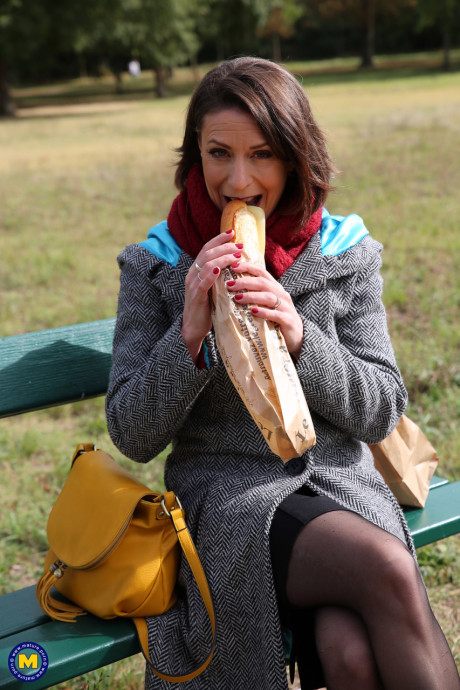 French mom Anya flashes her legs in leggings while eating a sandwich outside