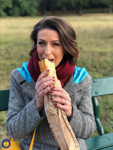 French mom Anya flashes her legs in leggings while eating a sandwich outside