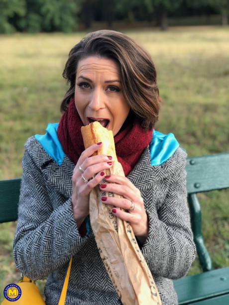 French mom Anya flashes her legs in leggings while eating a sandwich outside