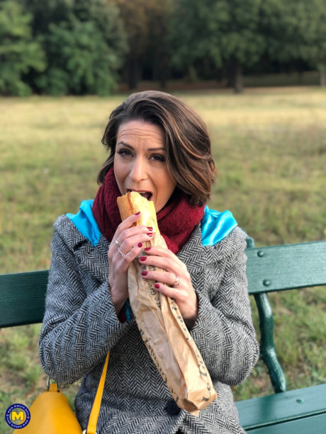 French mom Anya flashes her legs in leggings while eating a sandwich outside