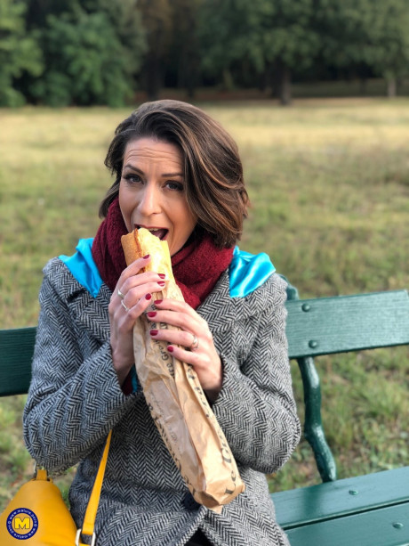 French mom Anya flashes her legs in leggings while eating a sandwich outside