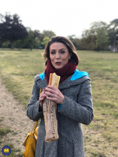French mom Anya flashes her legs in leggings while eating a sandwich outside