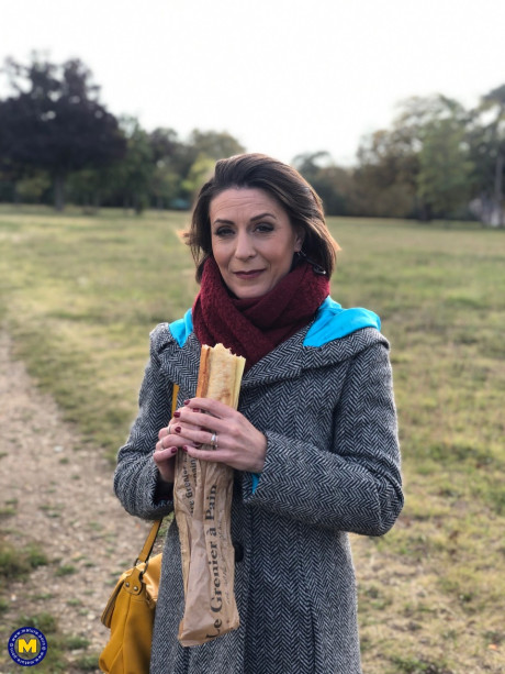French mom Anya flashes her legs in leggings while eating a sandwich outside