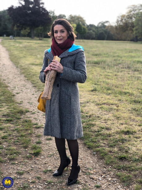 French mom Anya flashes her legs in leggings while eating a sandwich outside