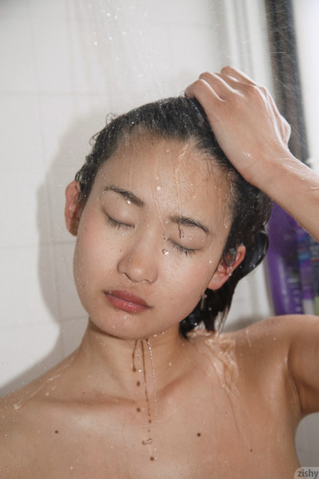 Pretty cute Japanese teenie Saki Kishima flaunts her thin figure in the shower
