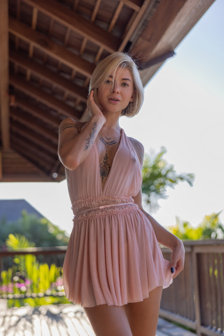 Blondy model with a nice enormous ass pretty sexy Potatoo unveils her body outdoors