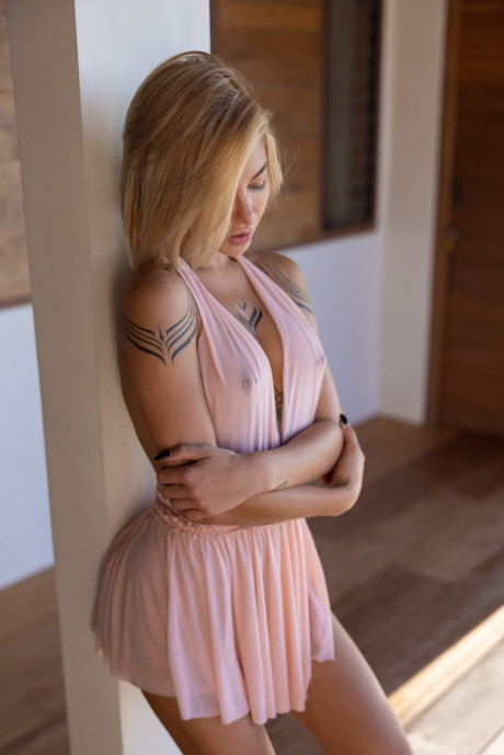 Blondy model with a nice enormous ass pretty sexy Potatoo unveils her body outdoors