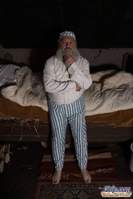 Petite Romanian Linda Brown kissing and fucking an cougar boy boyfriend dude with a beard