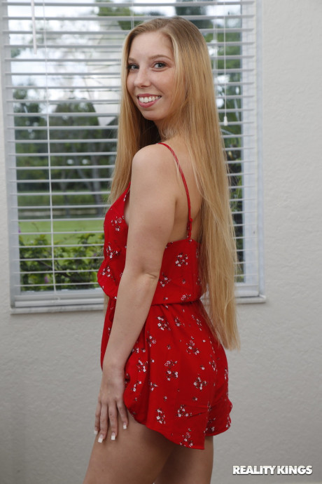 Blondie teenie Macy Marx shows her body and gets banged in the closet